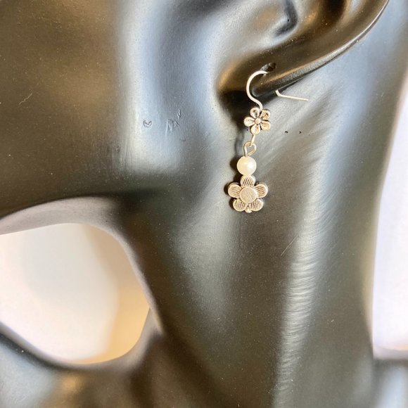 Daisy Flower Earrings Silver Plated Enamel White Glass Pearl Dangle Dainty - Picture 3 of 11